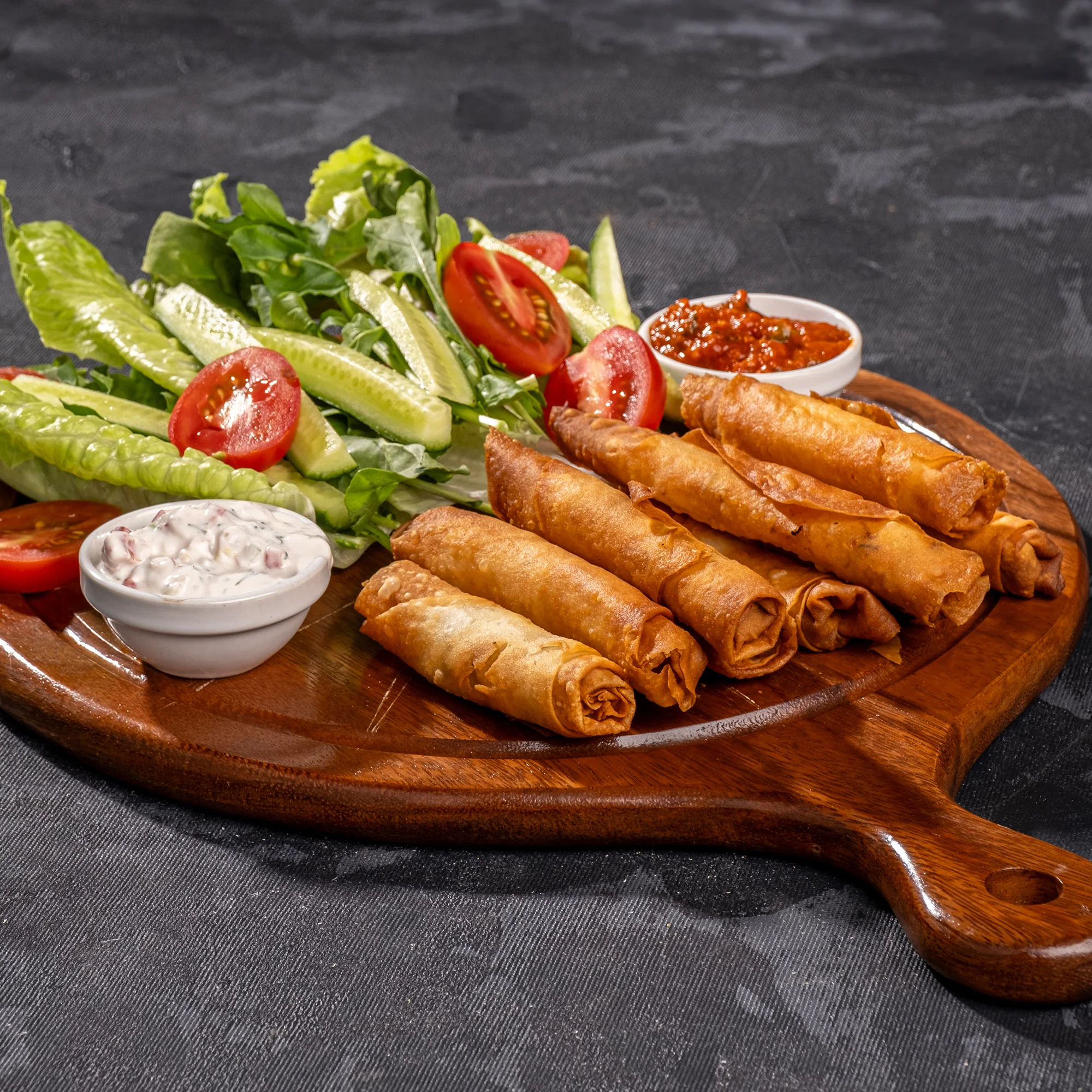 Peynirli Sigara Böreği, Çilli Sos, Tartar Sos, Mevsim Yeşillikleri.