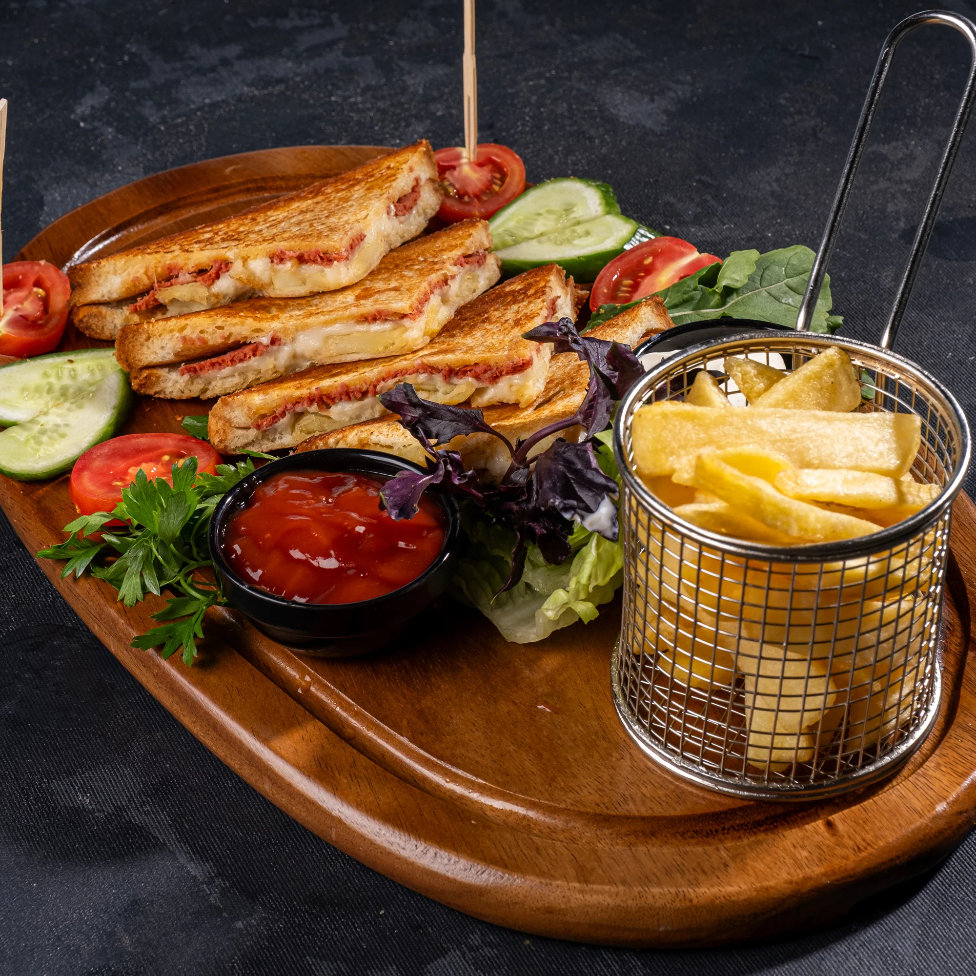 Kaşar Peyniri, Sucuk, Mevsim Yeşillikleri, Patates Cips, Ketçap, Mayonez.