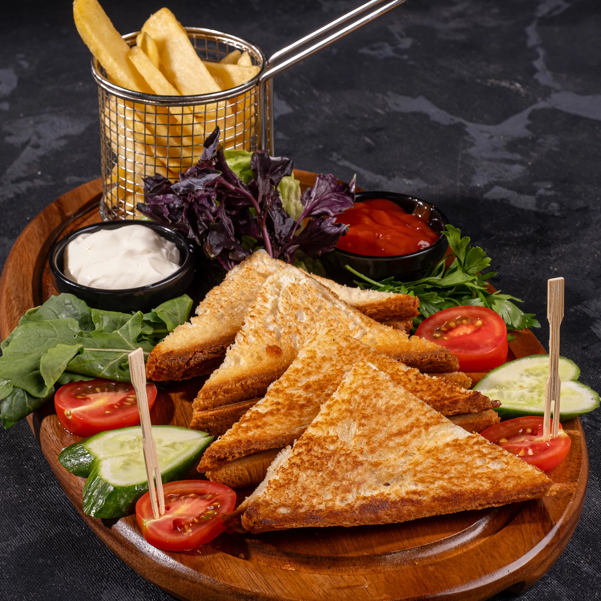 Kaşar Peyniri, Mevsim Yeşillikleri, Patates Cips, Ketçap, Mayonez.